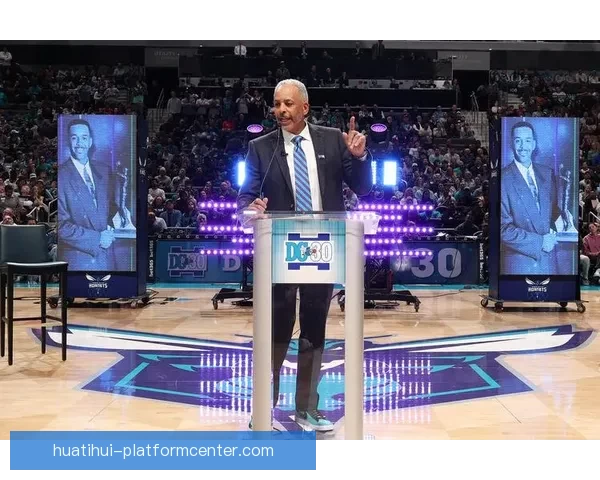 库里晒图致敬父亲球衣退役开创者的球衣永远悬挂球馆穹顶