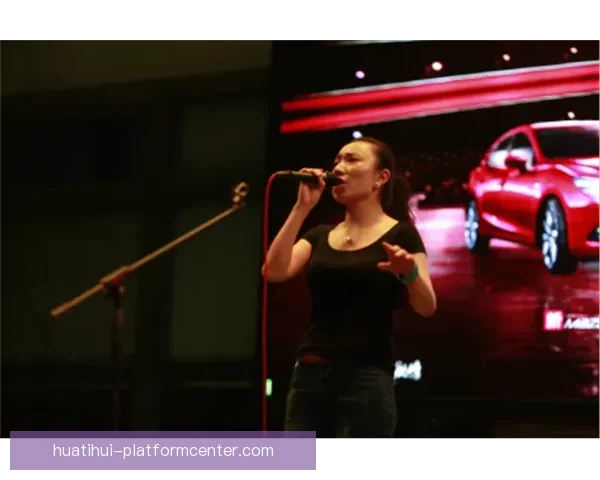 艾维街头激情演讲手持麦克风大胆表达观点引发路人热烈关注